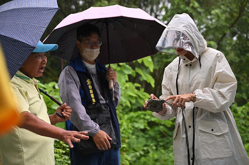邱議瑩(右)提出兩項主張，要求環保局限期處理完畢。   圖：邱議瑩辦公室/提供