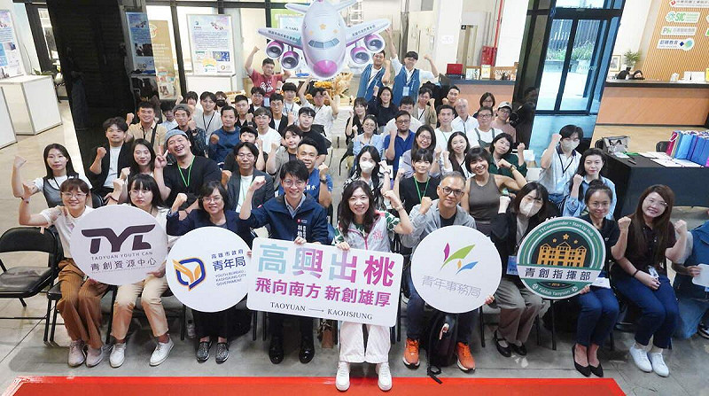 高市府青年局於駁二PINWAY青創基地，迎接桃園市青年局率領的青年創業團隊參訪團。   圖：高雄市青年局/提供