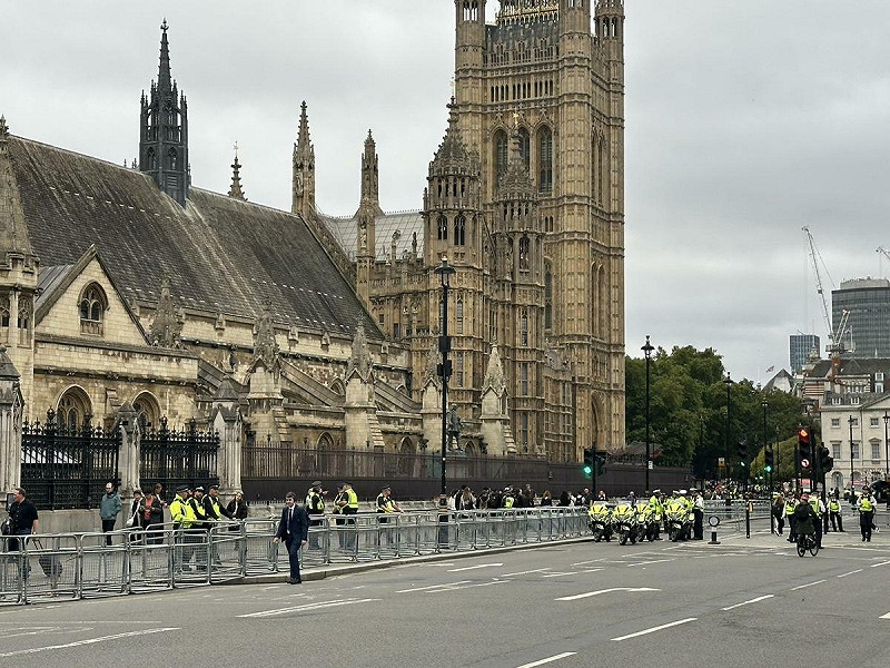 川普訪英，英國民眾抗議，國會周遭馬路淨空，防止民眾失控，警察如臨大敵。   圖：朱蒲青攝