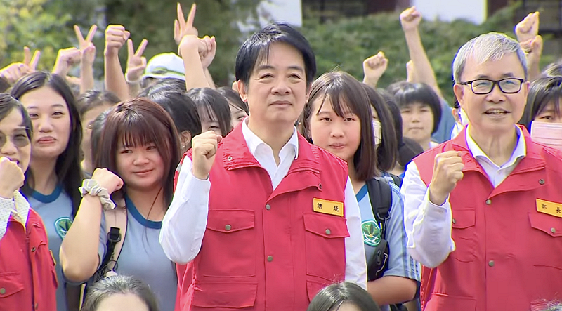 賴清德與蘭陽女中學生合照。   圖：翻攝自SNG聯誼會共訊