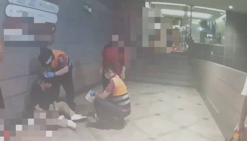 46歲的馬姓男子因不滿與蕭男發生碰撞，竟持三節鞭攻擊對方頭部，造成蕭男當場血流如注。   圖：警方提供