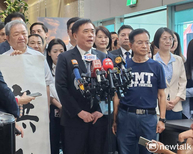 郝龍斌（圖中）在新北市議長蔣根煌（圖左）及各級民代的陪同下，赴國民黨中央登記參選國民黨主席。   圖：黃建豪/攝