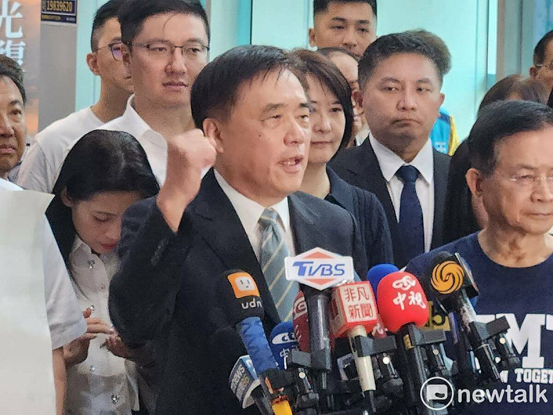 郝龍斌（圖中）在新北市議長蔣根煌（圖左）及各級民代的陪同下，赴國民黨中央登記參選國民黨主席。   圖：黃建豪/攝