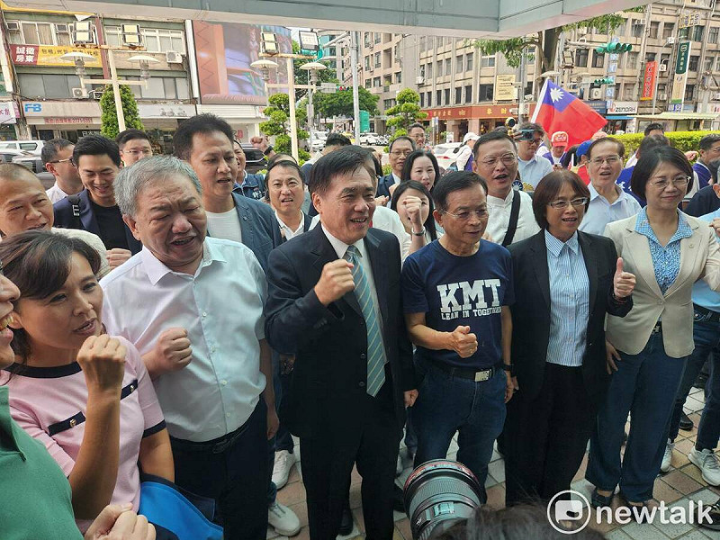 郝龍斌（圖中）在新北市議長蔣根煌（圖左）及各級民代的陪同下，赴國民黨中央登記參選國民黨主席。   圖：黃建豪/攝