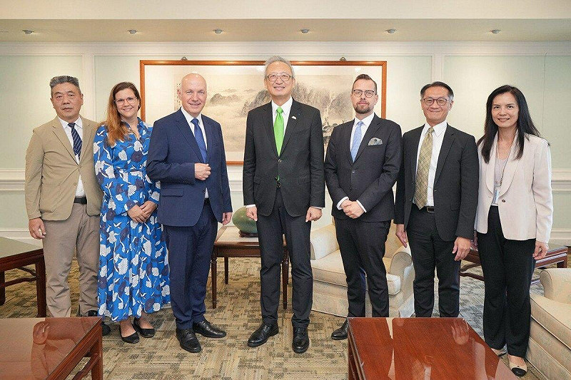 外交部政務次長吳志中（中）與捷克參議院外交委員會主席費雪（Pavel_Fischer，左三）等貴賓合影。   圖：外交部提供