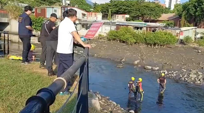 警消接獲家屬失蹤報案後，持續協尋。上個月底，部分遺骸被發現在紅樹林沼澤叢附近。   圖：警方提供
