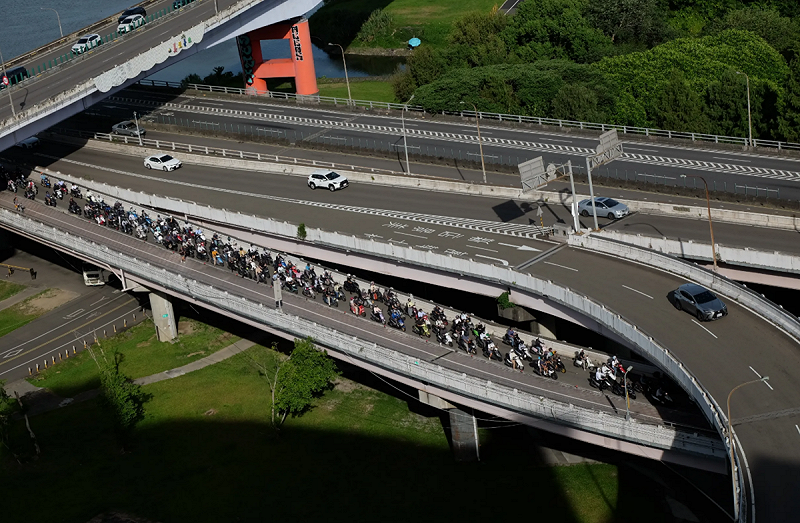 公館圓環拆除釀塞爆「機車貪食蛇」　胡采蘋批政策反覆無視疏散設計恐讓交通更惡化。   圖：翻攝自＠cy.nomad  threads 帳號