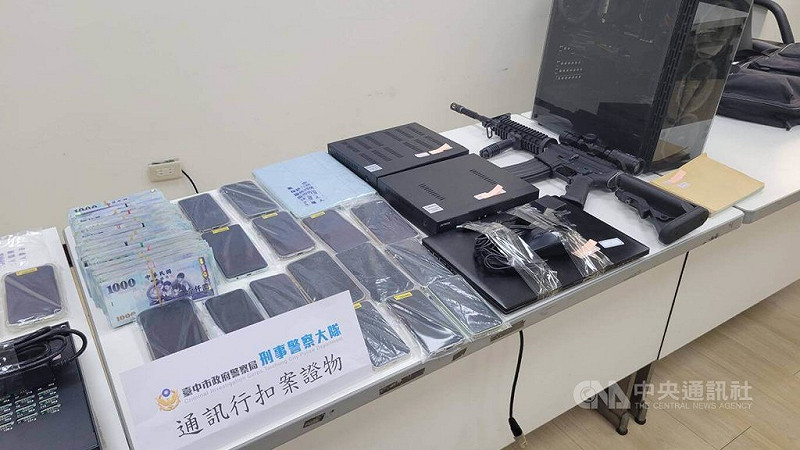 台中市警察局19日宣布破獲詐騙案，查扣人頭門號約4000門，起出大批通訊贓證物，清查被害人數約250名、財損金額約新台幣5億元。（翻攝照片）中央社記者郝雪卿傳真  114年9月19日   