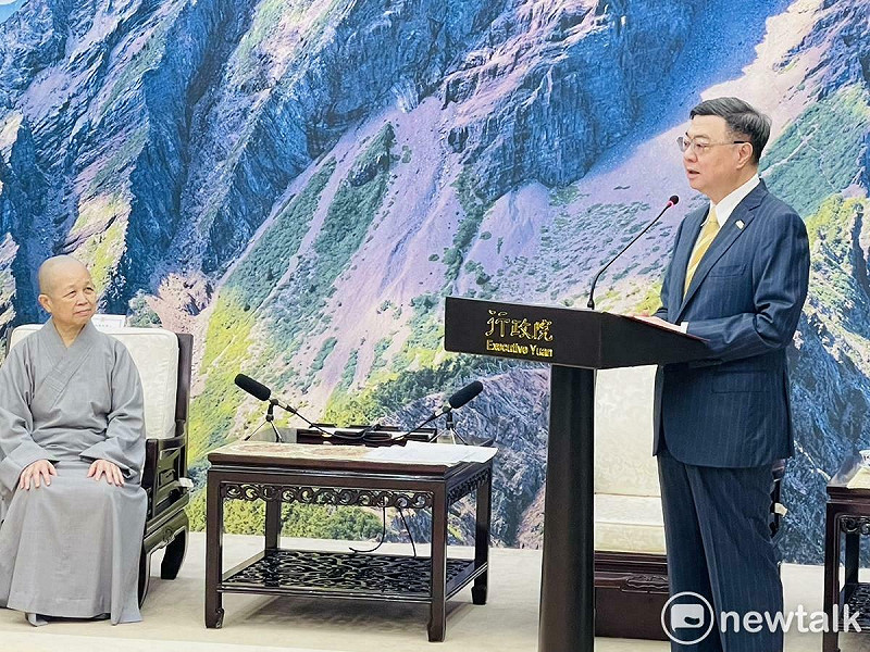 行政院長卓榮泰今（19）日上午接見釋昭慧法師一行，談及「普發現金」一事，卓榮泰致詞時表示，首先感謝各位對國家的整體發展確實非常用心，也設想很多，讓我們在持續往後走的各種政策選項中多了一個非常正面且有幫助的一個選項。   圖：謝莉慧/攝
