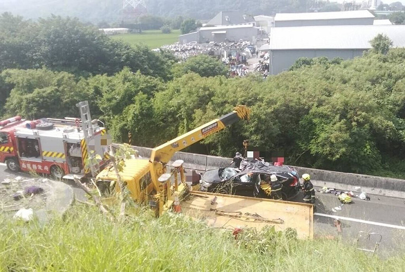 1輛汽車19日行經國道6號東向3公里處、台中市霧峰區路段，自撞外側護欄衝出邊坡，掉到舊正交流道入口匝道，車內5人獲救意識清楚；事故現場約40分鐘排除。（民眾提供）中央社記者蕭博陽南投縣傳真　114年9月19日   