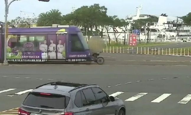 一名男子因騎行腳踏車過度靠近軌道遭列車擦撞，男子受輕微擦挫傷，輕軌列車則出現車頭板金受損。   圖：民眾提供