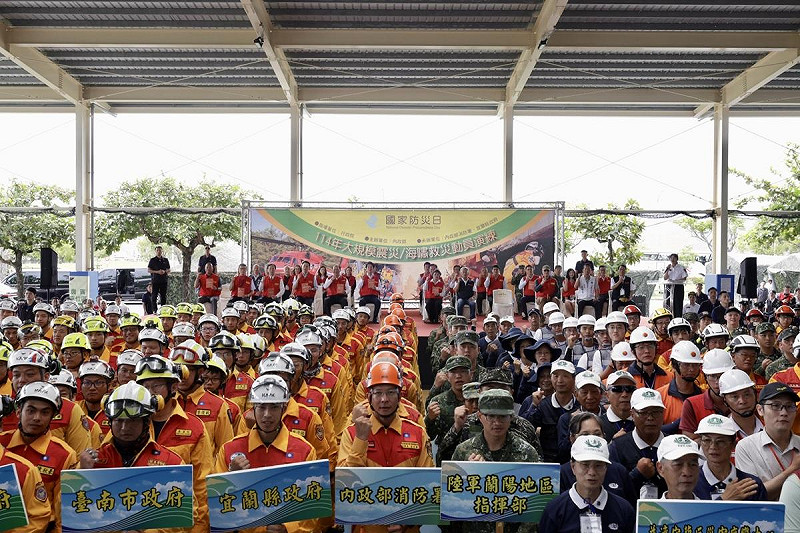 內政部長劉世芳今（19）日陪同賴總統前往「114年國家防災日大規模震災/海嘯救災動員演練」現場視導，慰勉防救災人員的辛勞與貢獻。   圖：內政部提供
