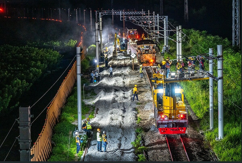 施工團隊把握夜間有限的黃金施工時間進行作業。   圖：交通部鐵道局／提供