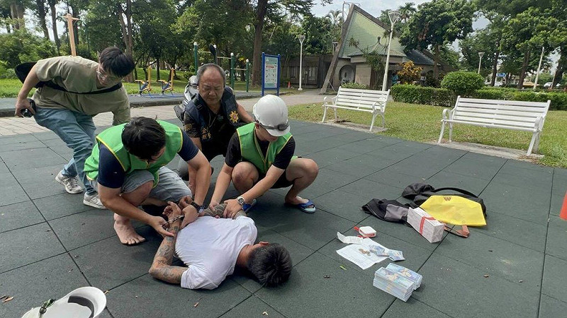 詐騙集團假冒金管會、檢警身分，詐騙金門民眾約新台幣200萬元，金門與高雄警方組成專案小組，趁詐團要求於高雄面交現金時，將車手逮捕。（金門縣警察局金城分局提供）中央社記者吳玟嶸傳真  114年9月19日   