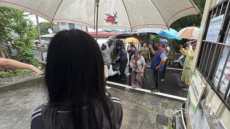 被譽為「超人醫生」的台東南迴地區醫生徐超斌近年飽受癌症之苦，18日晚間病逝，親友等人19日上午無畏雨勢，聚集在徐超斌老家等待遺體送回。中央社記者盧太城台東攝  114年9月19日   