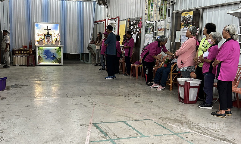 被譽為「超人醫生」的台東南迴地區醫生徐超斌18日晚間不敵病魔逝世，親友長輩19日上午聚集在徐超斌老家等待遺體送回，也有青年朋友幫忙整理靈堂。中央社記者盧太城台東攝  114年9月19日   