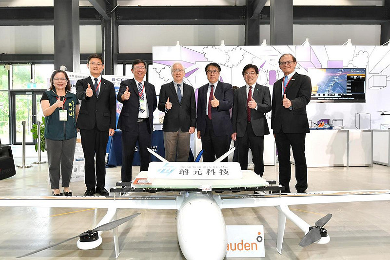 本次論壇同步舉辦「機器人與無人機產業特展」，由工研院攜手產業鏈夥伴展出最新成果，圖為璿元科技電動長航程無人機。左起為臺南市經發局局長張婷媛、工研院機械所所長張禎元、璿元科技執行長周玉端、工研院董事長吳政忠、臺南市市長黃偉哲、工研院院長劉文雄、工研院副院長胡竹生。   圖：工研院提供