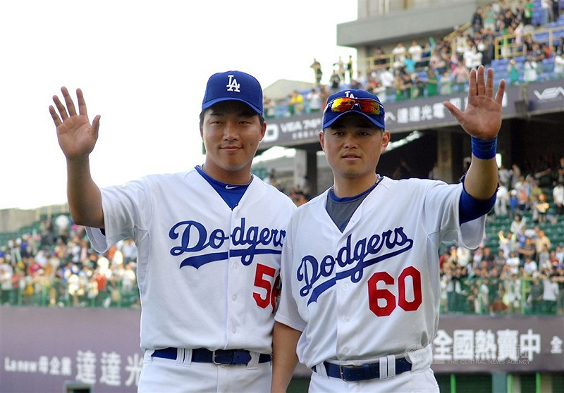 美職道奇隊37歲左投柯蕭19日宣布本季結束後就要退休，中職統一獅隊41歲老將胡金龍（右）曾與柯蕭當過隊友，剛好2人即將在同一年引退。圖為胡金龍效力道奇隊時期。（中央社檔案照片）   
