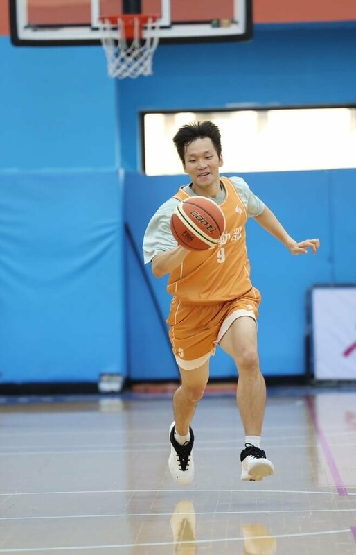 運動部長李洋（圖）19日帶隊征戰2025新聞盃籃球賽，與籃球記者聯隊進行交流賽，李洋展現球技拿下5分，助隊以36比27獲勝。（新聞盃籃球賽提供）中央社記者陳容琛傳真  114年9月19日   