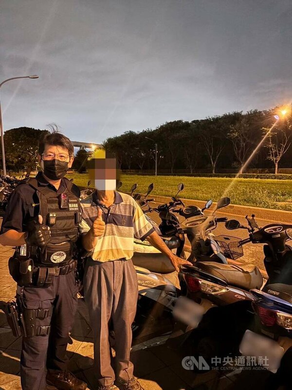 彰化縣楊姓男子（右）日前騎機車到高鐵台中站搭車，回程卻忘記機車停放位置，經員警協助回憶停車路線，終於成功尋獲車輛。（翻攝照片）中央社記者蘇木春傳真  114年9月19日   