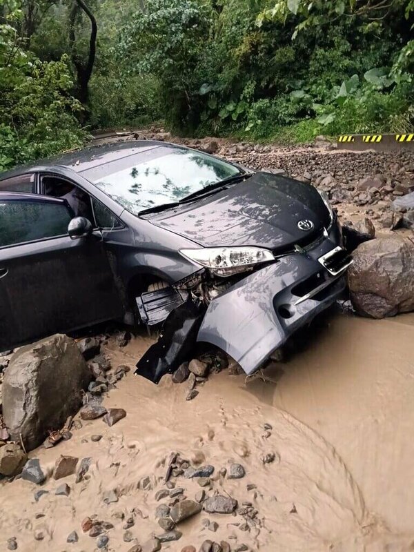 嘉義縣山區19日下午降下豪雨，縣道159甲線29公里處發生汽車遭土石砸中事故，所幸駕駛及時逃出沒有受傷。（民眾提供）中央社記者黃國芳傳真  114年9月19日   
