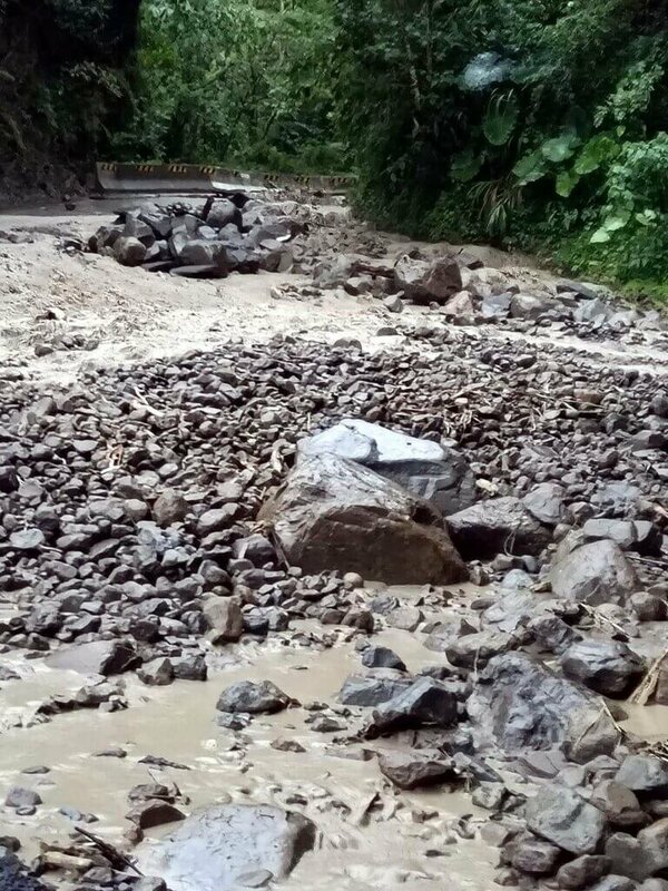 嘉義縣山區19日下午降下豪雨，縣道159甲線約28公里處（番路鄉銜接竹崎鄉段）有大量土石滑落，阻斷交通，已實施全路段封閉，暫時禁止通行。（嘉義縣政府提供）中央社記者黃國芳傳真　114年9月19日   