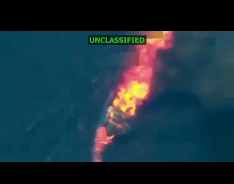 美軍日前在國際水域對一艘與恐怖組織有關的船隻發動攻擊，船上3名被指控為「毒品恐怖分子」的男子遭擊斃。   圖：翻攝自 X