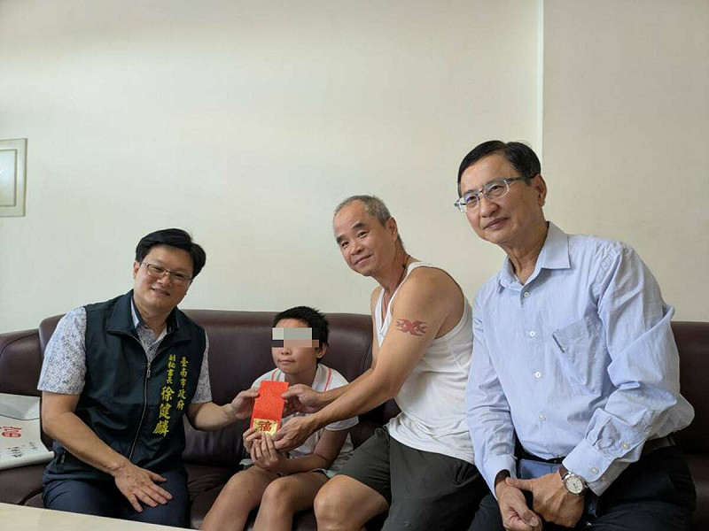 南市府副秘書長徐健麟偕將軍區長張介軍到小如家中探視，關心小如傷勢復原狀況及目前生活情形。   圖：台南市政府提供