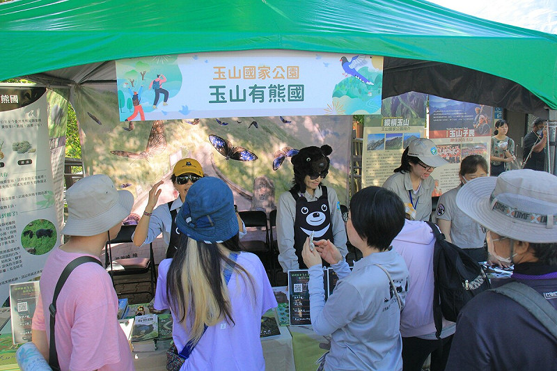 雙週年署慶於陽管處遊客中心前，辦理各國家（自然）公園特色產品展售市集。   圖：國家公園署提供