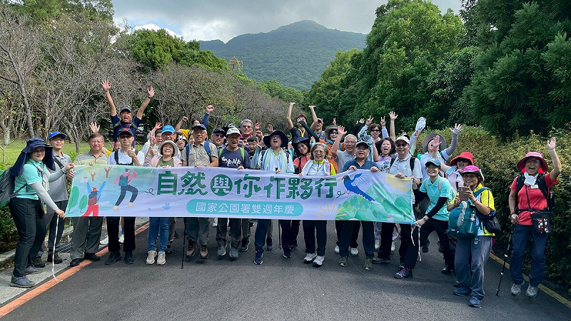 自然與你作夥行健行隊伍出發。   圖：國家公園署提供