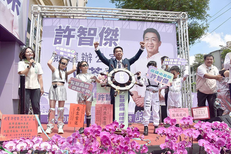 許智傑(中)邀請小朋友握住船舵,自許擔任高雄持續航向夢想的掌舵手。 圖:許智傑競選辦公室/提供