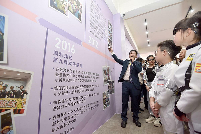 許智傑(左一)帶領支持者走過「時光走廊」,回顧從政27年來的點滴。 圖:許智傑競選辦公室/提供