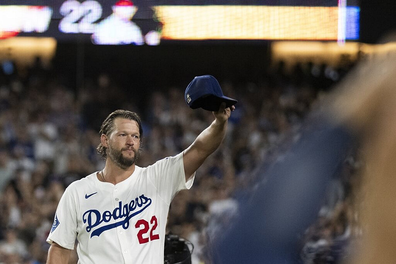 MLB道奇王牌左投柯蕭19日例行賽主場最後一役，先發4又1/3局，被敲出4支安打失2分，送出6次三振與4次保送，無關勝敗。（美聯社）   