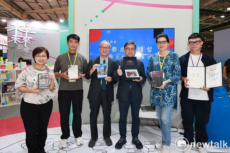 金泰成（右3）獲文化部長李遠（左3）頒贈三等文化獎章，鏡文學副總編輯陳信宏（右3）、印刻文學副總編輯江一鯉（右2）、聯合文學出版社總經理李文吉（左1）一同觀禮合影。   圖：唐復年/攝
