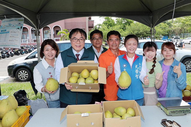 一年一度的「麻豆文旦節」登場!今年以「柚佑麻豆・安康曾文」為主題,串連產業、文化與觀光,今日在曾文市政願景園區舉行主場活動,台南市長黃偉哲特別邀請全國民眾一起走進麻豆,感受柚香四溢的金秋風情。 圖:台南市政府提供
