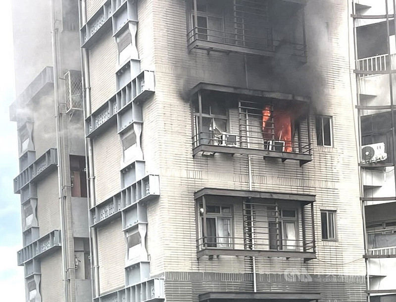 台北市文山區一處民宅20日發生火警，消防人車獲報到場發現民宅4樓已冒出火舌、濃煙，立即拉水線搶救，搶救期間在屋內救出1名約70歲行動不便男子，呈現OHCA狀態，緊急送醫搶救。（翻攝畫面）中央社記者劉建邦傳真  114年9月20日   
