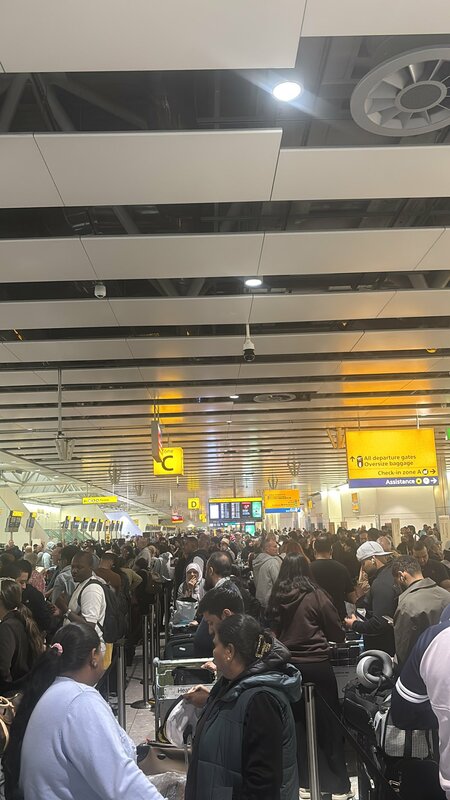 歐洲多個機場受到網路攻擊，旅客無法成功報到。   圖：翻攝「X」