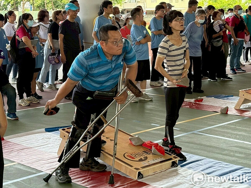 臺南市身心障礙者布袋球比賽在台南市南區永華國小熱鬧登場，有10個台南市身障團體與學校組隊參加，對於這項新奇的運動，參賽選手都興趣盎然，爭相上場一展身手，場面相當熱烈。   圖：黃博郎／攝