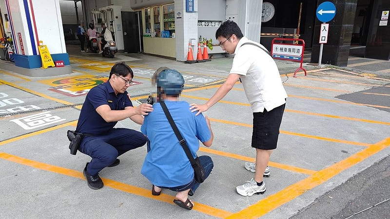 高雄市某大樓保全室20日發生傷人事件，21歲陳姓女子、60歲梁姓男子稱因與36歲陳姓男同事起口角糾紛，遭陳男持剪刀傷害，警方獲報後循線在2小時內查獲逃逸陳男，依法送辦。（高市鼓山警分局提供）中央社記者洪學廣傳真  114年9月20日   