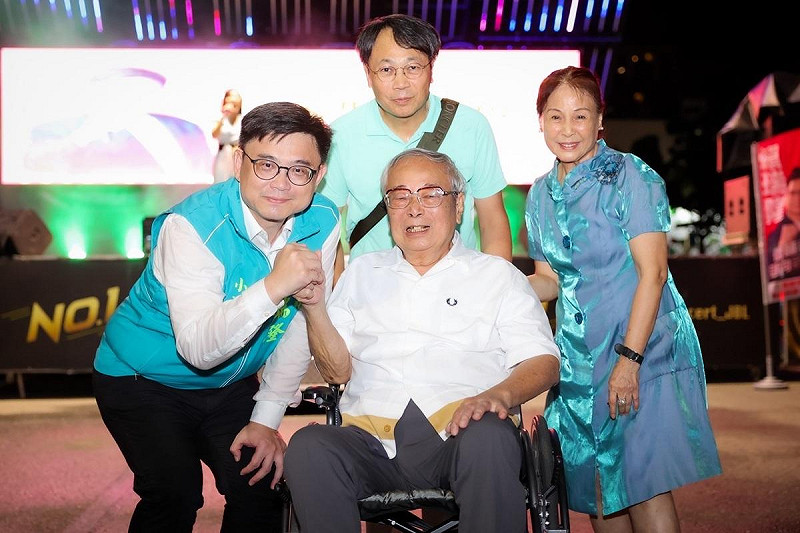 張俊雄(前排中)出席「小港音樂會」，展現對賴瑞隆(前排左)的支持。   圖：賴瑞隆服務處/提供