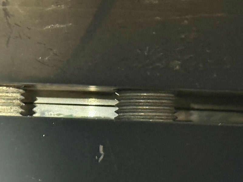 興達電廠新2號機2-2號氣渦輪機火警隔天，查看天然氣加熱器下游法蘭接合面縫隙、初判無墊片殘留。   圖：台電公司/提供