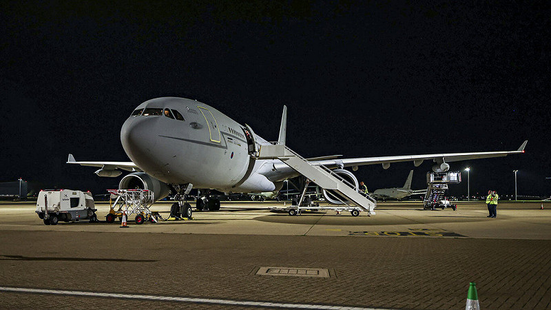 一架「航海家」空中加油機19日晚間至20日上午，支援英國空軍2架「颱風」戰機執行在波蘭的北約「東翼哨兵」空中巡防任務。   圖：英國國防部提供