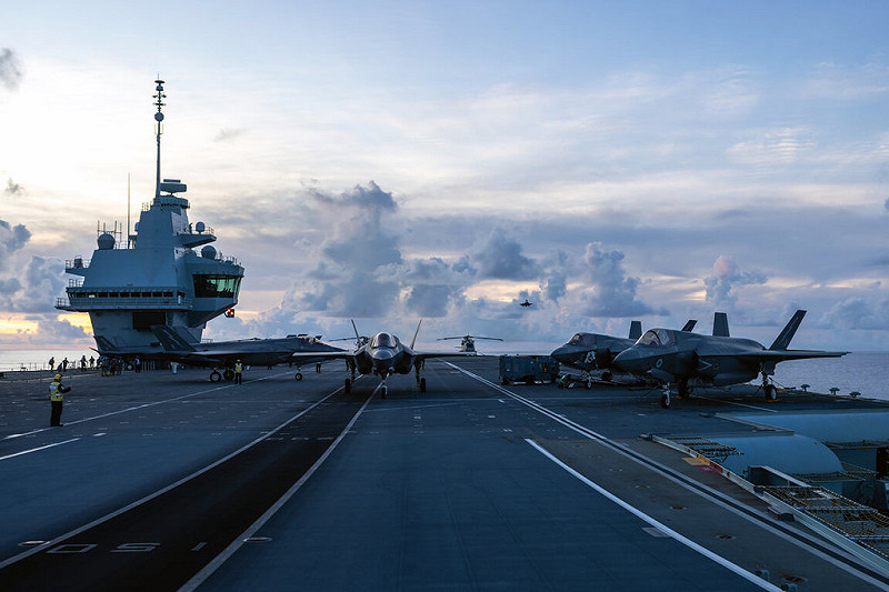 正在印太區域活動的英國航艦打擊群20日在穿越南海後,訪問新加坡。 圖/英國海軍提供