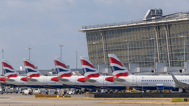 歐洲航空交通自19日晚間起陷入前所未有的混亂。倫敦希斯羅、比利時布魯塞爾、德國柏林等多個主要機場接連傳出資訊系統遭駭，報到與登機系統全面癱瘓，導致大批航班延誤甚至取消，數萬名旅客滯留機場，混亂情況恐持續到21日。   圖:翻攝自X帳號@Drunk_Cicero