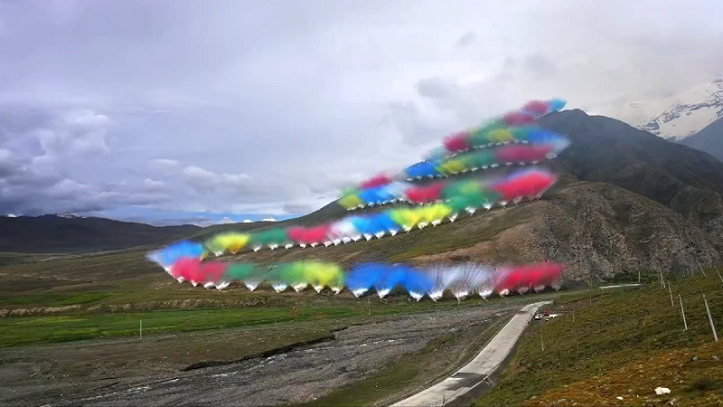 中國知名爆破藝術家蔡國強19日與戶外品牌始祖鳥(ARC'TERYX)合作,在西藏喜馬拉雅山脈海拔約5500公尺的查瓊崗日地區施放大型藝術煙火秀「升龍」。 圖:翻攝自影片