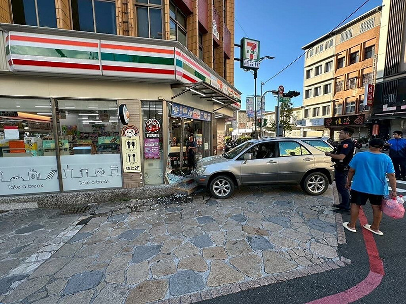 宜蘭縣礁溪火車站前一間超商大門，21日清晨遭1輛原本想要停車的休旅車撞上，玻璃碎裂，店員飽受驚嚇，62歲林姓駕駛無酒駕，肇事原因待警調查。（警方提供）中央社記者沈如峰宜蘭縣傳真　114年9月21日   