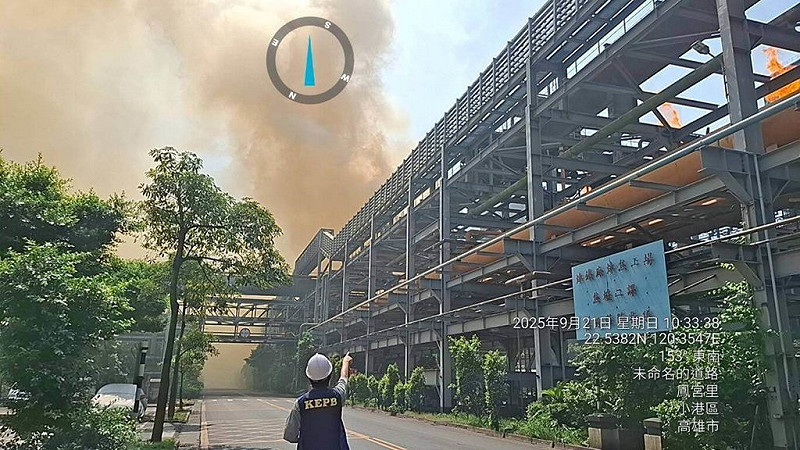 高雄市政府環保局表示，AI雲端監控系統21日上午9時許發現臨海產業園區有黃黑煙，經查為中鋼公司因排風機施工過程氫氣洩漏造成火災，火勢蔓延導致3號焦爐主要排氣機控制線毀損造成跳俥，致粗焦爐氣由爐頂排燒塔直接排放，產生明顯粒狀物，已違反空污法第32條，將裁處新台幣10萬元至500萬元罰鍰。（高雄市政府環保局提供）中央社記者張已亷傳真　114年9月21日   