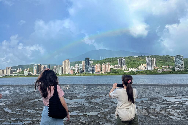 中央氣象署持續發布颱風樺加沙海上颱風警報，21日上午已增強為強颱，晚間北部、東北部、東部會有間歇性降雨。圖為民眾趁著風雨還未增強，到新北市八里區拍攝彩虹。中央社記者徐肇昌攝　114年9月21日   