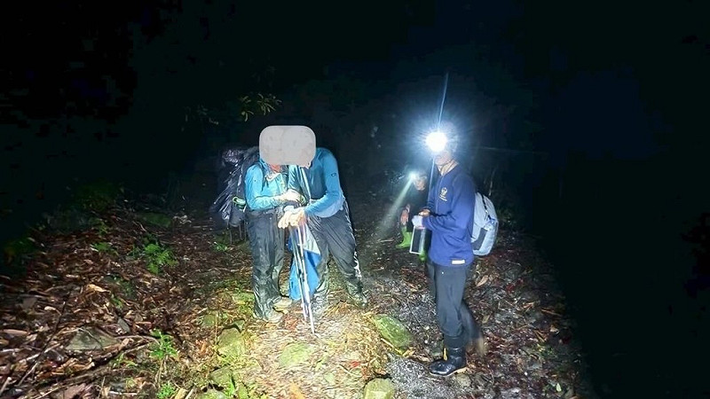來自宜蘭2名山友攀登馬博橫斷，途經卓溪玉林橋遺址附近遭蜂螫，其中蔡姓男山友出現全身無力、發燒及劇烈疼痛等症狀，無法行走，向消防局請求協助，救援人員摸黑上山，21日凌晨助患者平安下山。（花蓮縣消防局提供）中央社記者李先鳳傳真　114年9月21日   