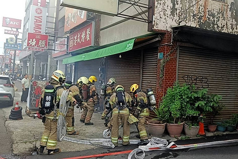 台南市永康區中正北路一處透天建物21日下午發生火警，消防人員抵達現場展開救災，並協助撤出一名受困婦人。（讀者提供）中央社記者楊思瑞台南傳真  114年9月21日   